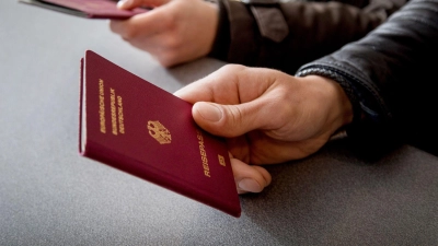 Ohne Reisepass oder Ausweis kann es bei Grenzkontrollen zu großen Problemen kommen. (Foto: Christin Klose/dpa-tmn)