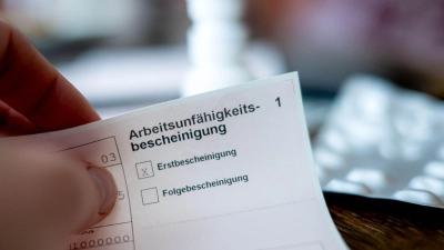 Eine Krankschreibung bleibt auch nach einer Kündigung wirksam, wenn sie medizinisch begründet ist. (Foto: Sina Schuldt/dpa)