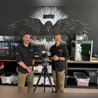 Matthias Mähler (links) und Christian Brehm sind die Geschäftsführer der Dachsbacher Firma „Xspecter”. Mit der Erfindung eines Schwenk-Neigesystems, das es ermöglicht, Wärmebildkameras auch aus der Ferne zu bedienen, sind sie erfolgreich. Abgebildet ist das Modell „Tcrow Defense Munin”. (Foto: Anita Dlugoß)