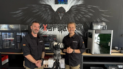 Matthias Mähler (links) und Christian Brehm sind die Geschäftsführer der Dachsbacher Firma „Xspecter”. Mit der Erfindung eines Schwenk-Neigesystems, das es ermöglicht, Wärmebildkameras auch aus der Ferne zu bedienen, sind sie erfolgreich. Abgebildet ist das Modell „Tcrow Defense Munin”. (Foto: Anita Dlugoß)