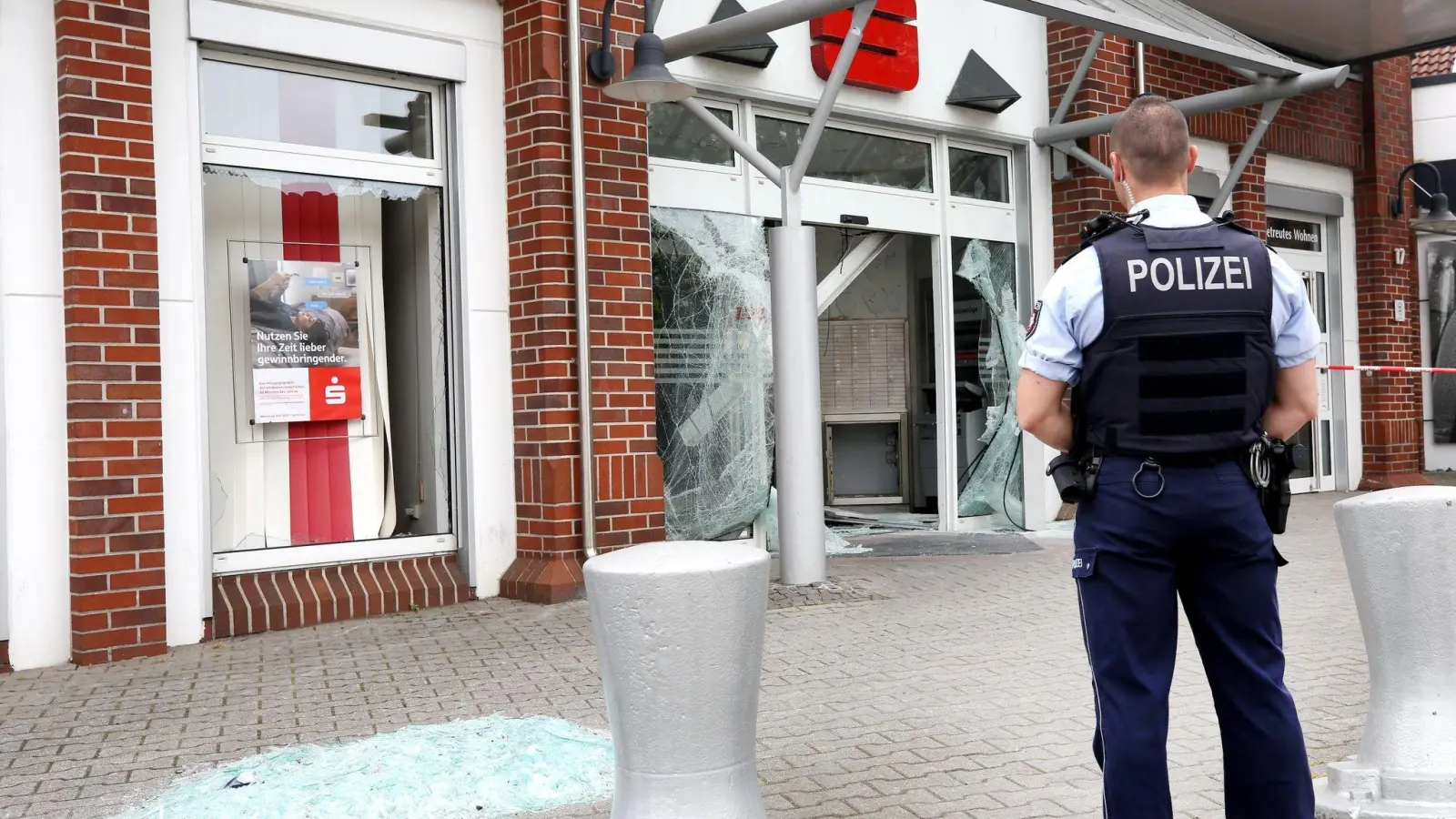 Die Sparkassenfiliale in Castrop-Rauxel ist nach der Sprengung eines Geldautomaten von der Polizei abgesperrt worden. Im Anschluss an die Sprengung gab es mehrere Schüsse vor dem Gebäude. (Foto: Roland Weihrauch/dpa)