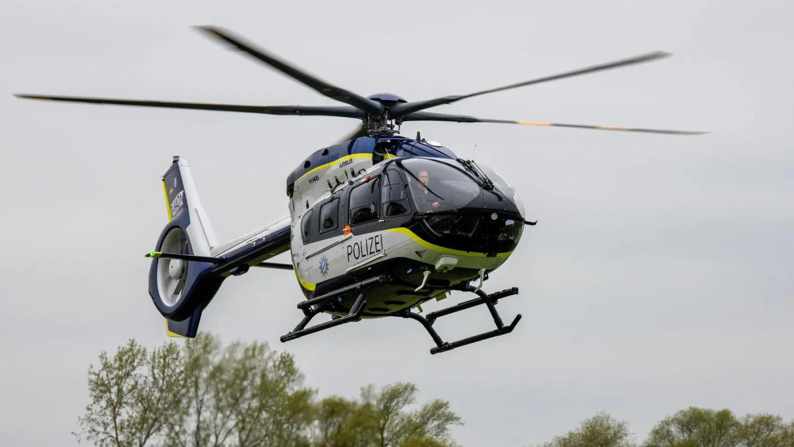 Auch ein Polizeihubschrauber war rund um Neuendettelsau (Landkreis Ansbach) im Einsatz, um den Senior zu finden. (Symbolbild: Stefan Puchner/dpa)