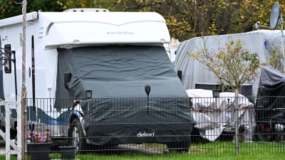 Eine Abdeckung allein macht noch keinen Winterschutz: Um das Wohnmobil fit für die dunkle Jahreszeit zu machen, helfen diese fünf Schritte. (Foto: Arne Dedert/dpa/dpa-tmn)