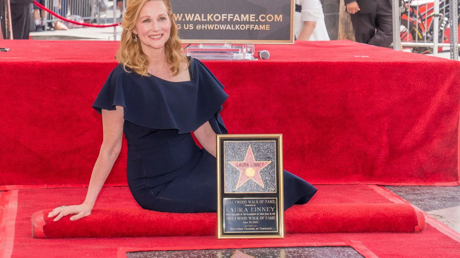 Schauspielerin Laura Linney posiert mit ihrem Stern in Hollywood. (Foto: Damian Dovarganes/AP/dpa)