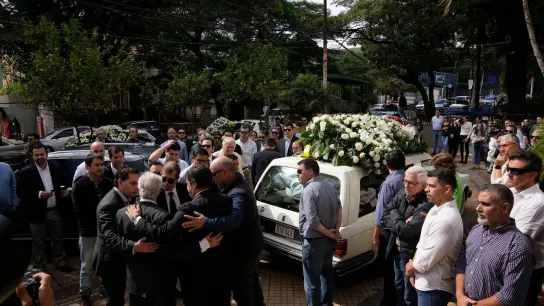 Angehörige nehmen an der Trauerfeier für den ermordeten Anti-Drogen-Staatsanwalt Marcelo Pecci in Asuncion teil. (Foto: Jorge Saenz/AP/dpa)