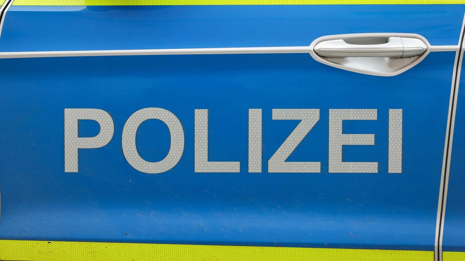 Der Lastwagenfahrer wurde bei dem Unfall leicht verletzt. (Symbolbild) (Foto: Jan Woitas/dpa)