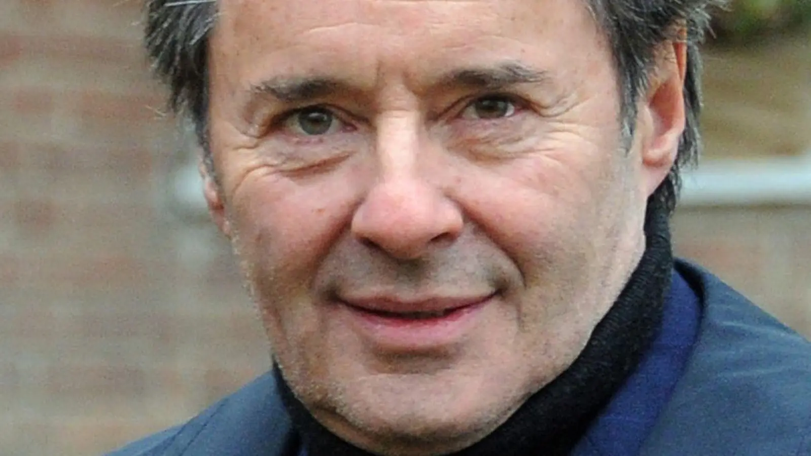 Uwe Kockisch - hier am Set - spielte auch in der ARD-Serie „Weissensee“. (Foto: Bernd Settnik/dpa)