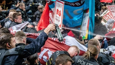 Einheiten der Polizei stoßen während der Revolutionären 1. Mai Demo in der Stuttgarter Innenstadt mit Demonstrationsteilnehmern zusammen. Dabei wurde auch Pfefferspray angewendet. (Foto: Christoph Schmidt/dpa)