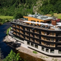 Heimat des Restaurants „Schlossberg“: das „Sackmann Genusshotel“ in Baisersbronn-Schwarzenberg. (Foto: Phillipe Steinmayr/Wolfgang Ehn/Qfact/dpa-tmn)