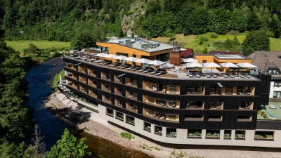 Heimat des Restaurants „Schlossberg“: das „Sackmann Genusshotel“ in Baisersbronn-Schwarzenberg. (Foto: Phillipe Steinmayr/Wolfgang Ehn/Qfact/dpa-tmn)