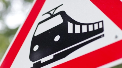 Bei Rosenheim ist ein Bahnwaggon entgleist. (Symbolbild) (Foto: Friso Gentsch/dpa)