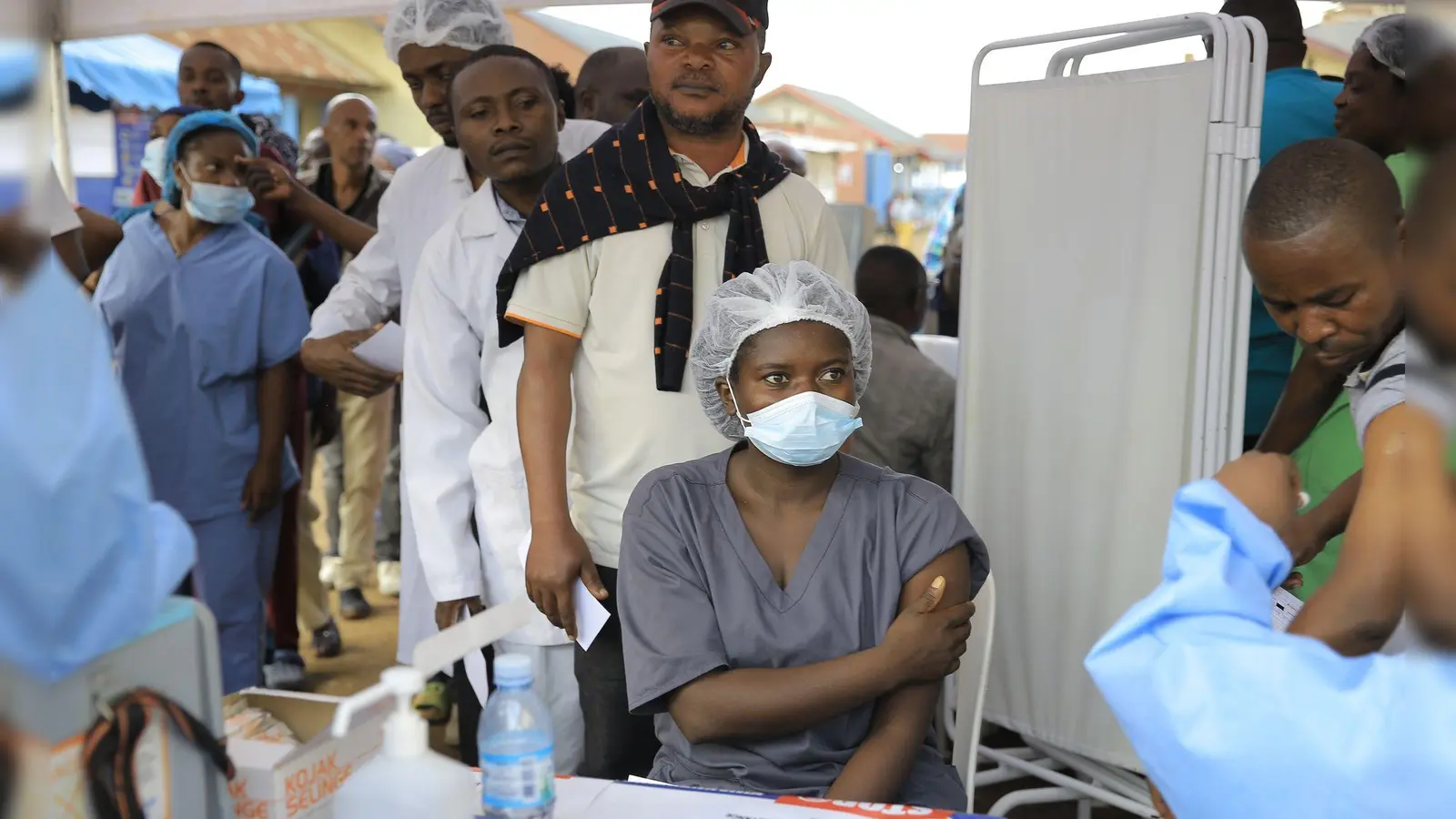 Mitarbeiter des Gesundheitswesens sollen im Osten des Kongo eine Dosis des Ebola-Impfstoffs erhalten. (Archivbild) (Foto: Sebastien Kitsa Musayi/AP/dpa)