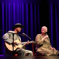 Glückliches Blues-Paar: Eric und Ulrika Bibb beim Konzert in den Kammerspielen. (Foto: Martina Kramer)