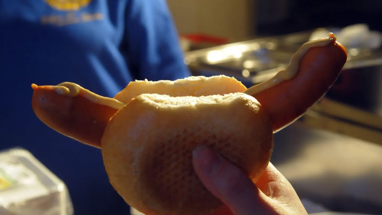 Wegen einer Bockwurst-Bestellung konnte der betrunkene Fahrer gestellt werden. (Symbolbild) (Foto: picture alliance / ZB)