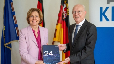 Der KEF-Vorsitzende Martin Detzel übergibt den 24. KEF-Bericht an Ministerpräsidentin Malu Dreyer. (Foto: Monika Skolimowska/dpa)