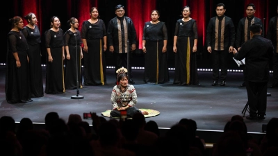 Mit einem Philippinischen Chor beginnt die Eröffnungsfeier. (Foto: Arne Dedert/dpa)