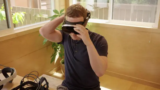 Mark Zuckerberg, CEO von Meta, testet einen Prototyp der neuen VR-Brille „Holocake 2“ (undatierte Aufnahme). (Foto: -/Meta/dpa)