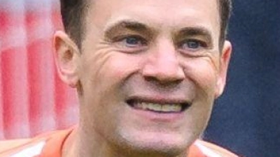 Bayern-Torwart Manuel Neuer nach seinem groben Patzer gegen Augsburg. (Foto: Tom Weller/dpa)