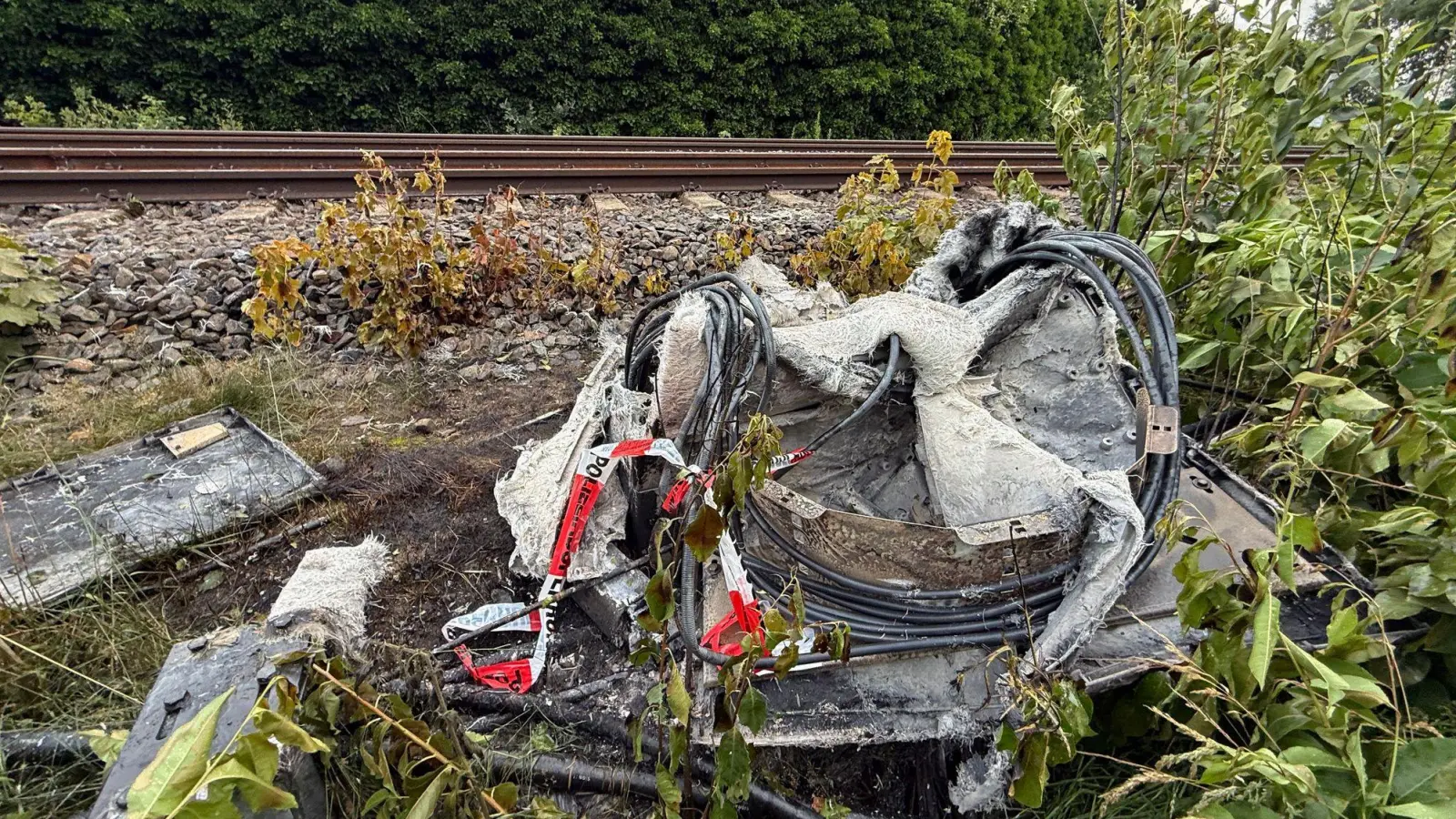 In Neu Wulmstorf brannte ein Verteilerkasten der Deutschen Bahn, der Zugverkehr wurde eingestellt.  (Foto: Sebastian Peters/NEWS5/dpa)