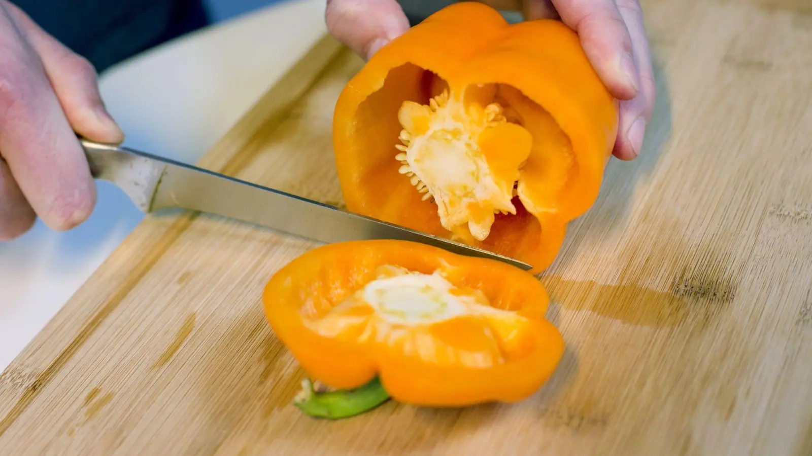Guten Appetit! Paprikasamen enthalten Ballaststoffe, die die Verdauung fördern. (Foto: Karolin Krämer/dpa-tmn)