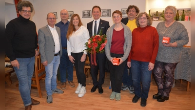 Der amtierende Rathauschef von Wassertrüdingen, Stefan Ultsch (5.von links) wurde als Kandidat für das Amt des Bürgermeisters vom SPD-Ortsverein Wassertrüdingen-Hesselberg nominiert. Eingerahmt von den bei der Nominierungsversammlung anwesenden Stadtratskandidatinnen und Stadtratskandidaten der SPD. (Foto: Peter Tippl)