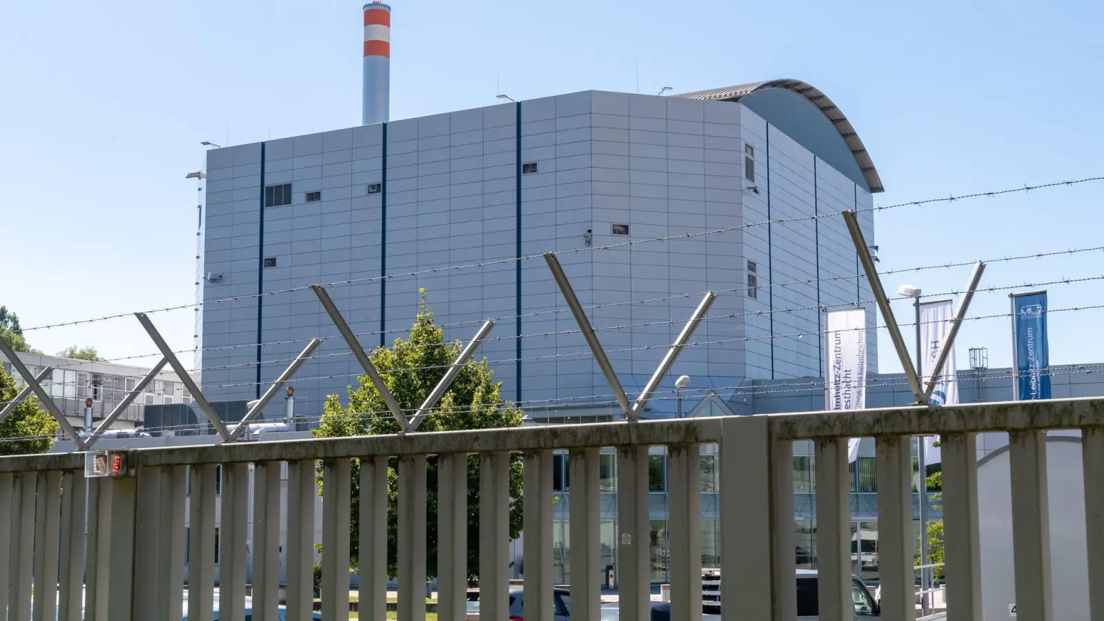 Der Forschungsreaktor München II (FRM II) steht auf dem Gelände der Technischen Universität München (TUM). (Foto: Peter Kneffel/dpa/Archivbild)