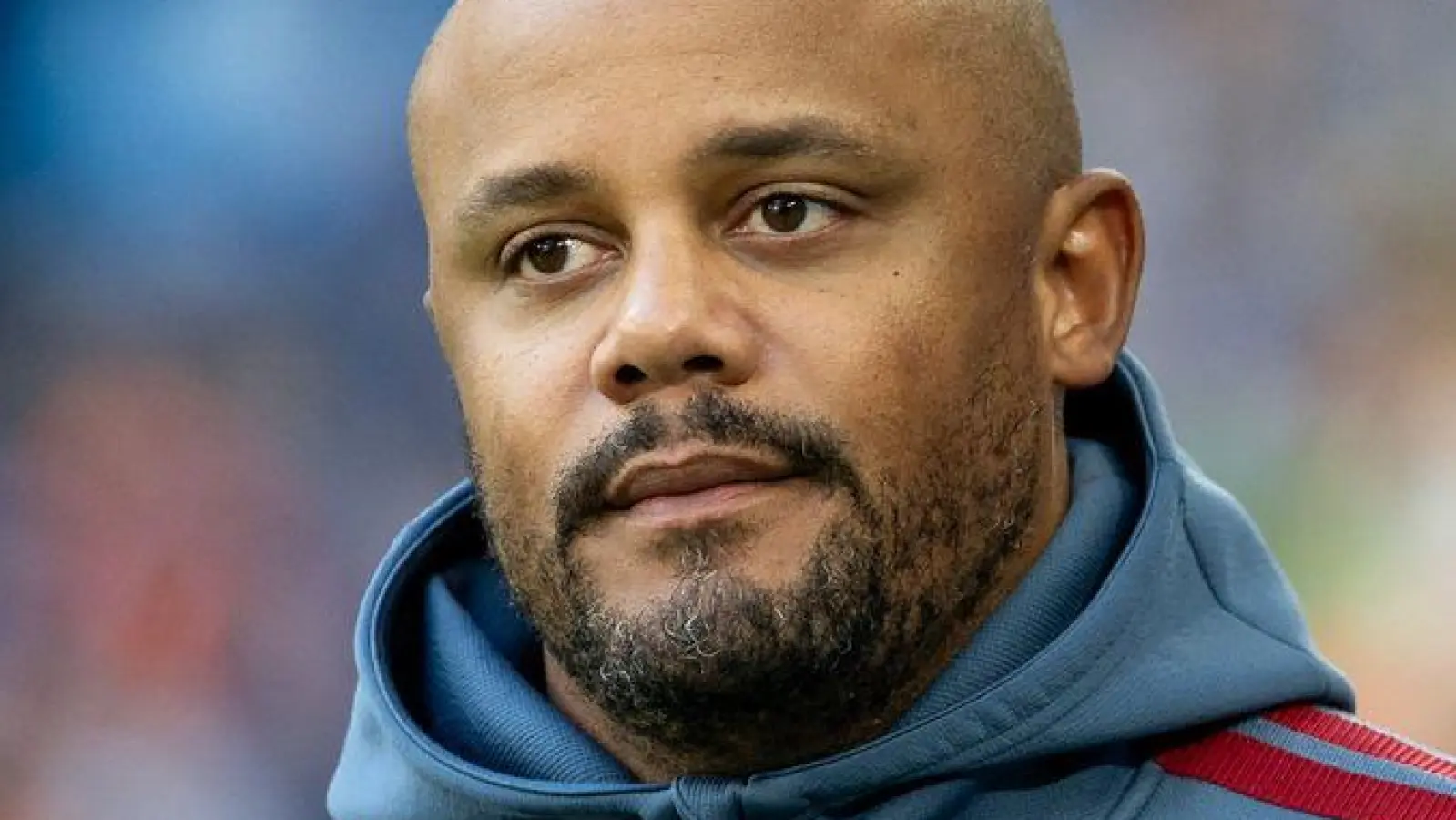Bayern-Coach Vincent Kompany steht vor seiner ersten Dienstreise nach Elversberg. (Archivbild) (Foto: Fabian Strauch/dpa)