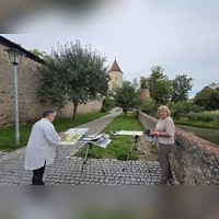 Petra Rackow (links) und Gaby Rühling malen am liebsten im Freien. Ihre Staffeleien haben die beiden Künstlerinnen mit Blick auf den Faulturm der Dinkelsbühler Wehranlage aufgebaut. Motiv und Lichtstimmung halten die beiden in Aquarell-Technik fest.  (Foto: Markus Weinzierl)