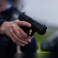 Eine Frau hat am Sonntagabend in Bad Windsheim Autofahrende mit einer Spielzeugpistole erschreckt. Am Ende zogen die Polizisten im Einsatz selbst ihre Dienstwaffen. (Symbolbild: Rolf Vennenbernd/dpa)