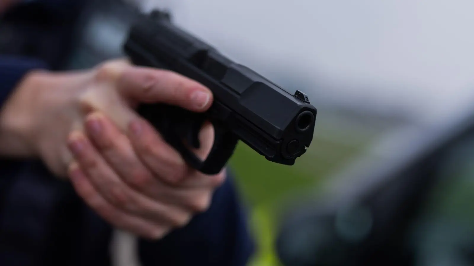 Unbekannte haben in Ansbach Passanten mit Softair-Waffen beschossen. Diese sehen oft echten Schusswaffen täuschend ähnlich. (Symbolbild: Rolf Vennenbernd/dpa)