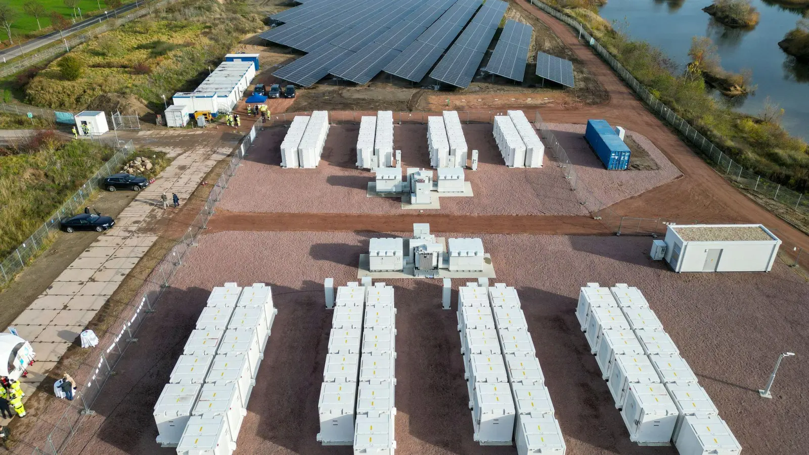 Batteriespeicher und Solaranlagen ergänzen sich zwar, entwickeln sich aktuell aber in unterschiedliche Richtungen. (Archivbild) (Foto: Jan Woitas/dpa)
