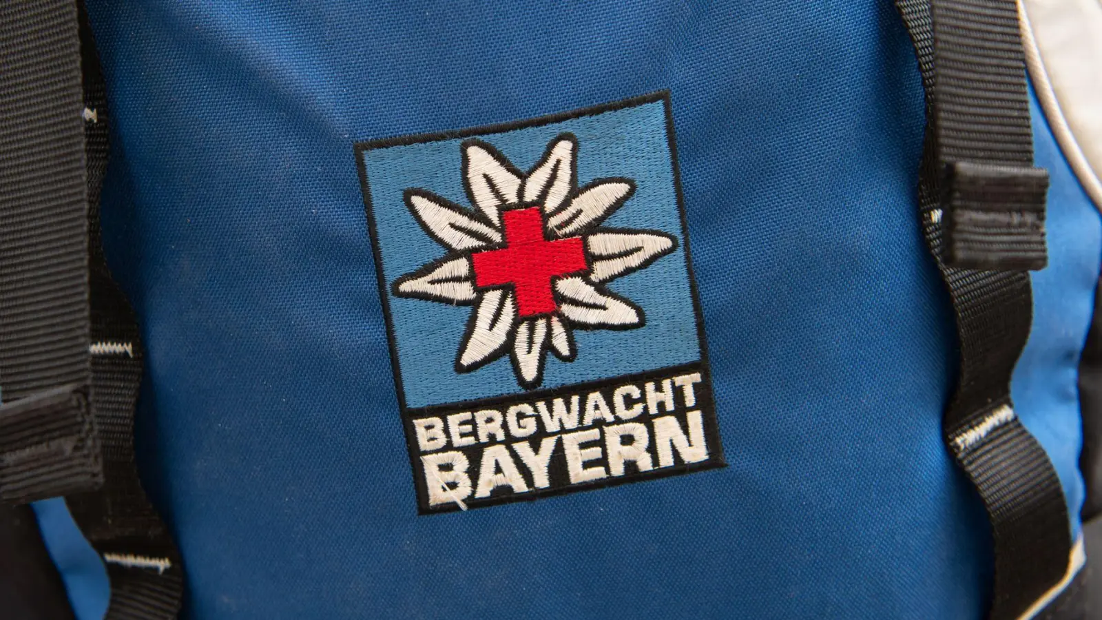 Helfer von der Feuerwehr, vom Bayerischen Roten Kreuz und der Bergwacht kümmerten sich um die Frau. (Symbolbild) (Foto: Sven Hoppe/dpa)