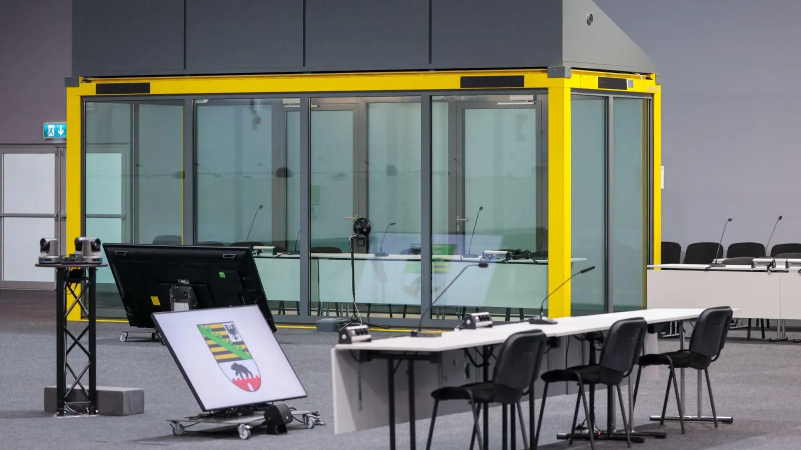 Ein Blick in den Gerichtssaal auf den Platz für die Zeugen und die Glaskabine, in der der Angeklagte während der Verhandlungen sitzt. (Archivbild)  (Foto: Jan Woitas/dpa)