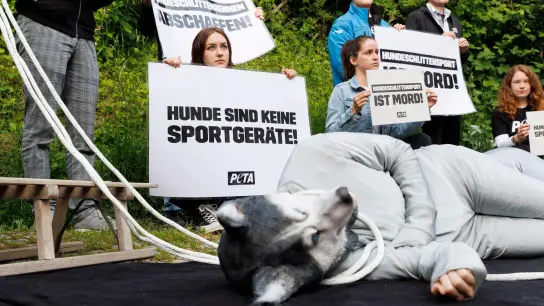 Die Tierschutzorganisation Peta protestiert vor dem Gericht. (Foto: Julian Rettig/dpa)