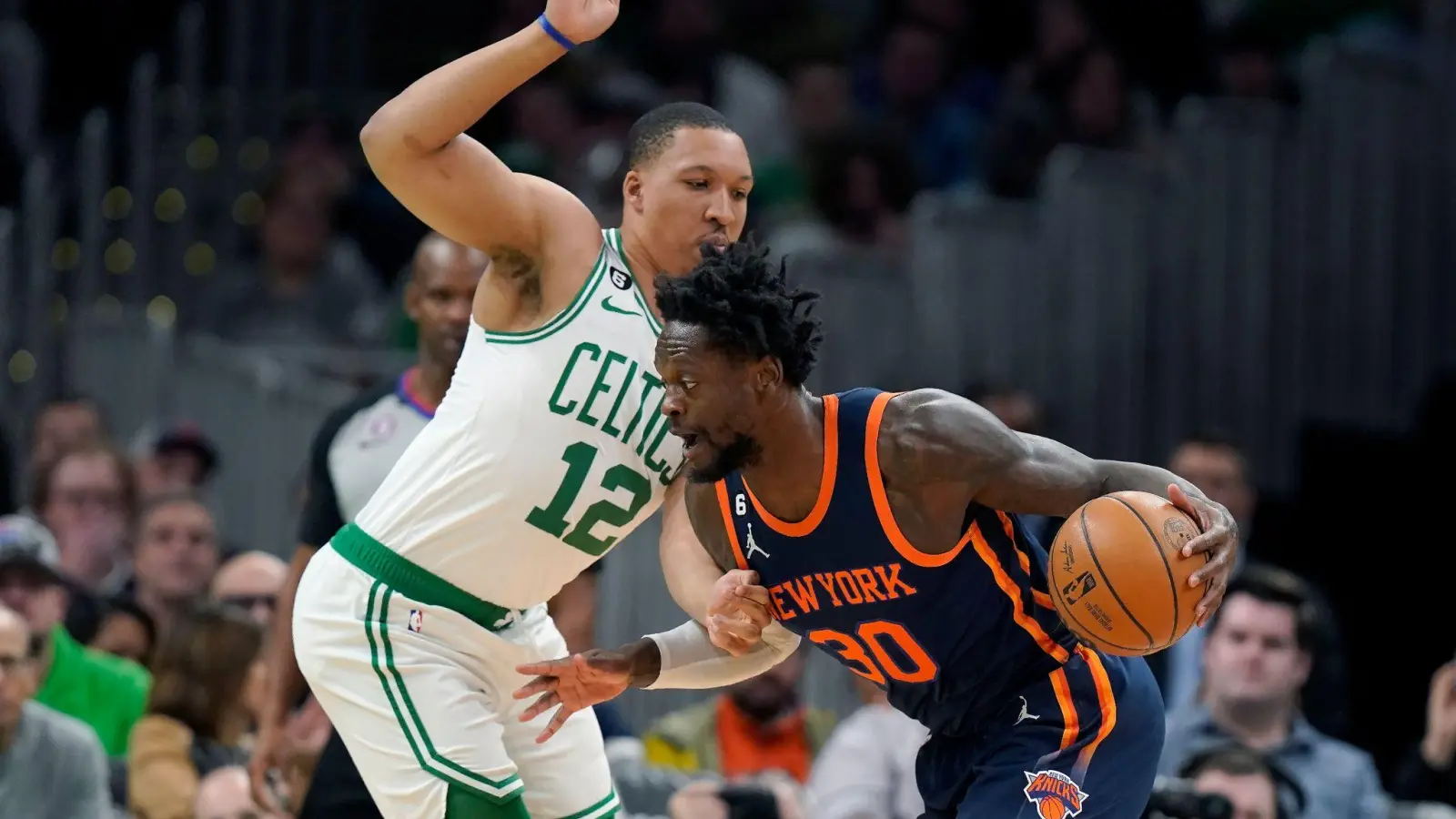 Grant Williams (l) musste sich mit den Celtics den New York Knicks mit Julius Randle geschlagen geben. (Foto: Steven Senne/AP/dpa)