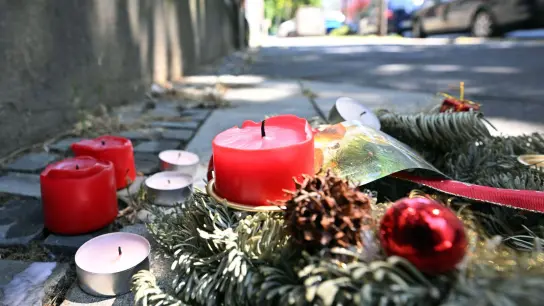 Kerzen erinnern an den Tod eines 16-jährigen Jugendlichen in Dortmund. (Foto: Bernd Thissen/dpa)