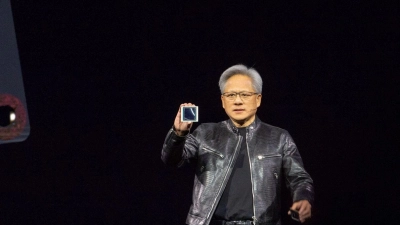 Jensen Huang, Chef des Chipkonzerns Nvidia, zeigt auf der hauseigenen Entwicklerkonferenz GTC den neuen KI-Chip Blackwell. Der Chipkonzern will die führende Rolle bei Technik für Anwendungen mit Künstlicher Intelligenz ausbauen. (Foto: Andrej Sokolow/dpa)