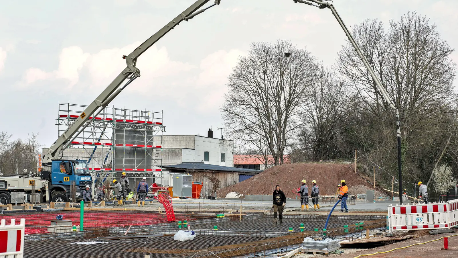 Die Bauarbeiten für das neue Feuerwehrhaus in der Neustädter Bahnhofsstraße sind im vollen Gange, aktuell werden Betonarbeiten durchgeführt. (Foto: Tizian Gerbing)