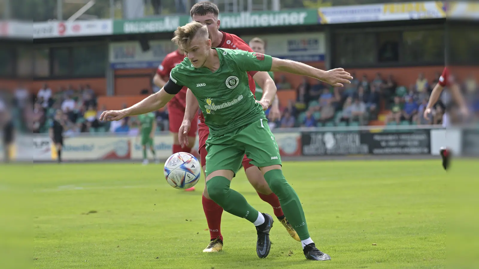 Immer den Ball im Blick: Daniel Schelhorn (vorne) im Punktspiel im September gegen Rain.  (Foto: Martin Rügner)