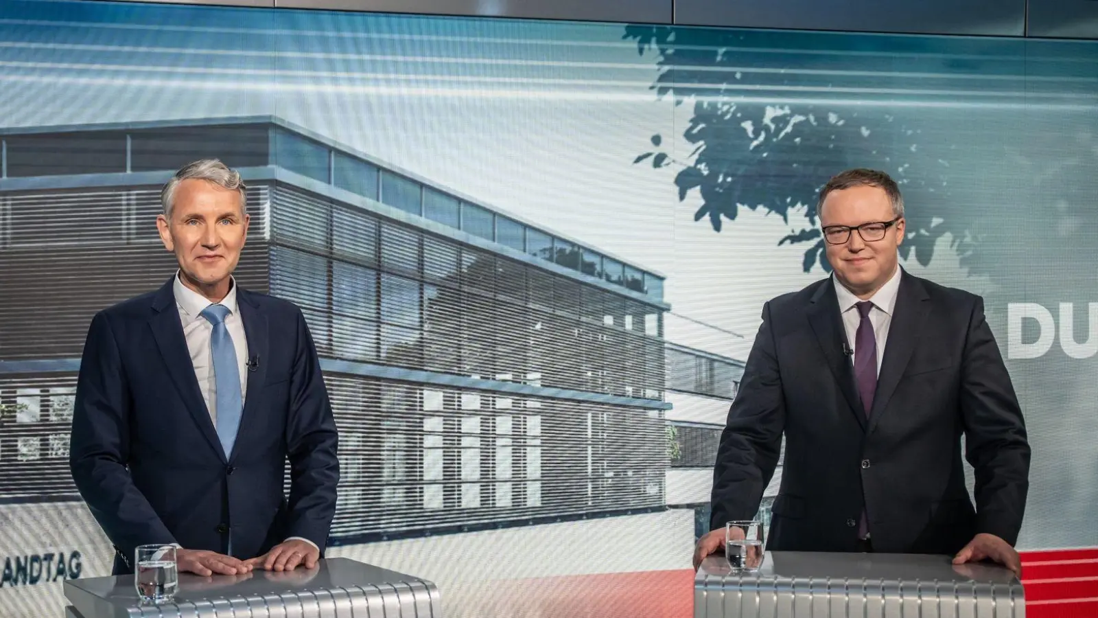 Das TV-Duell der Spitzenkandidaten für die Landtagswahl in Thüringen: Björn Höcke (AfD, l) und Mario Voigt (CDU). (Foto: Michael Kappeler/dpa)