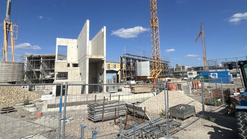 Derzeit entsteht in Herrieden ein integratives Kinderzentrum. Doch zur Ausstattung des Millionen-Projektes bestehen unterschiedliche Ansichten. Es geht ums Geld.  (Foto: Florian Pöhlmann)