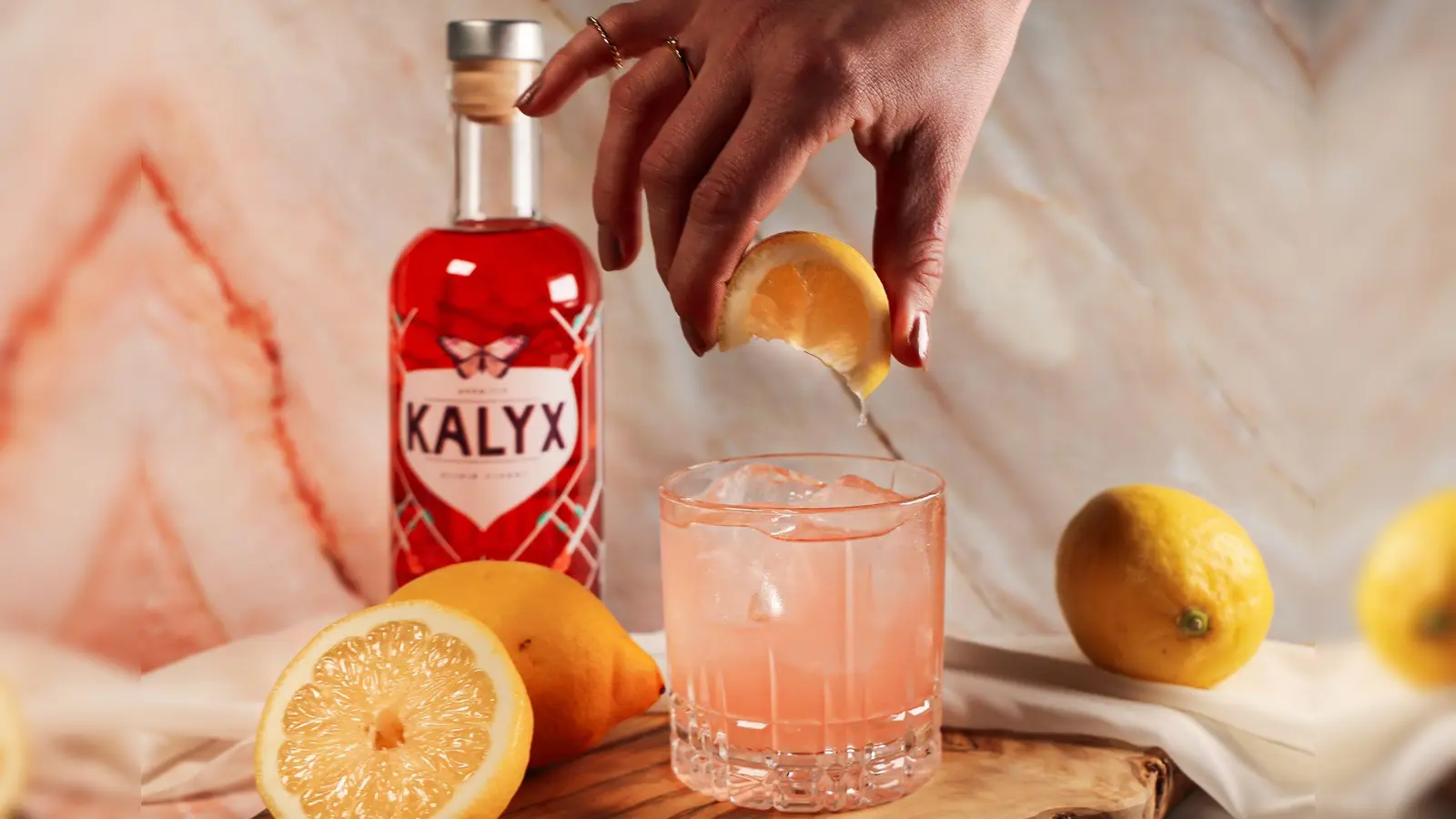 Die alkoholarme Abwandlung von „Moscow Mule“: Der „Kalyx Mule“ ist ein fruchtig-floraler Aperitif mit Aromen von Himbeere, Grapefruit und Rose.  (Foto: Cocktailkunst GmbH/dpa-tmn)