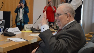 Mit einem leichten Lächeln nahm Bernd Schnizlein nach seiner Würdigung durch den Landrat den Applaus des Kreistags entgegen.  (Foto: Patrick Lauer)