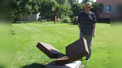 „Es macht auf uns den Eindruck, als ob jede Skulptur schon immer an diesem ihrem Platz gestanden hätte“, sagt Dr. Kurt Christ über die Arbeiten des Stahlbildhauers Thomas Röthel in seinem Garten. (Foto: Jasmin Kiendl)