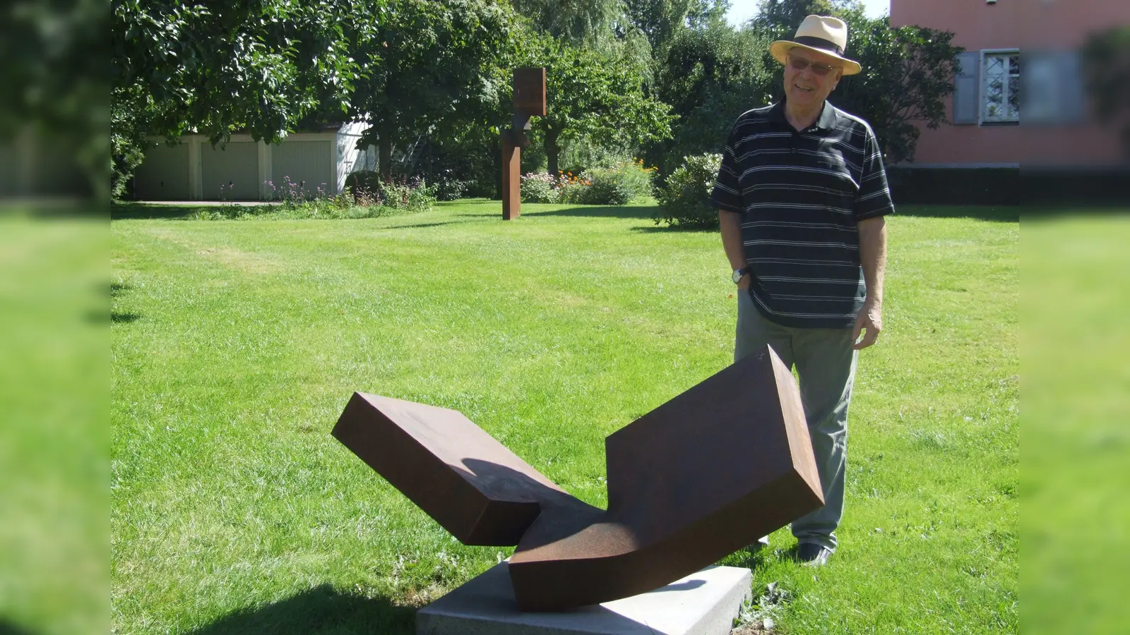 „Es macht auf uns den Eindruck, als ob jede Skulptur schon immer an diesem ihrem Platz gestanden hätte“, sagt Dr. Kurt Christ über die Arbeiten des Stahlbildhauers Thomas Röthel in seinem Garten. (Foto: Jasmin Kiendl)