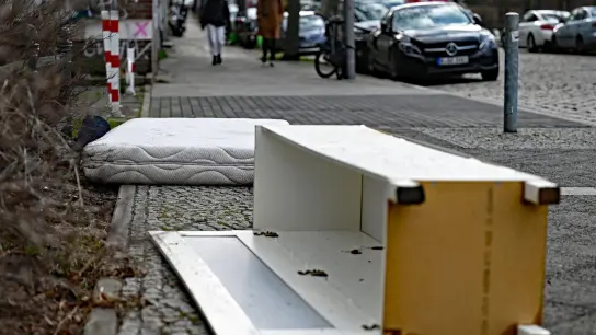 Eine ausrangierte Matratze und ein beschädigter Schrank liegen auf einem Gehweg. Berlin muss wegen Pannen nochmal wählen. Und mancher fragt sich: „Bekommen die eigentlich gar nichts hin?“ (Foto: Philipp Znidar/dpa-Zentralbild/dpa)