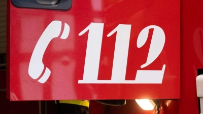 Bei den Löscharbeiten wurde auch ein Feuerwehrmann verletzt. (Symbolbild) (Foto: Niklas Treppner/dpa)