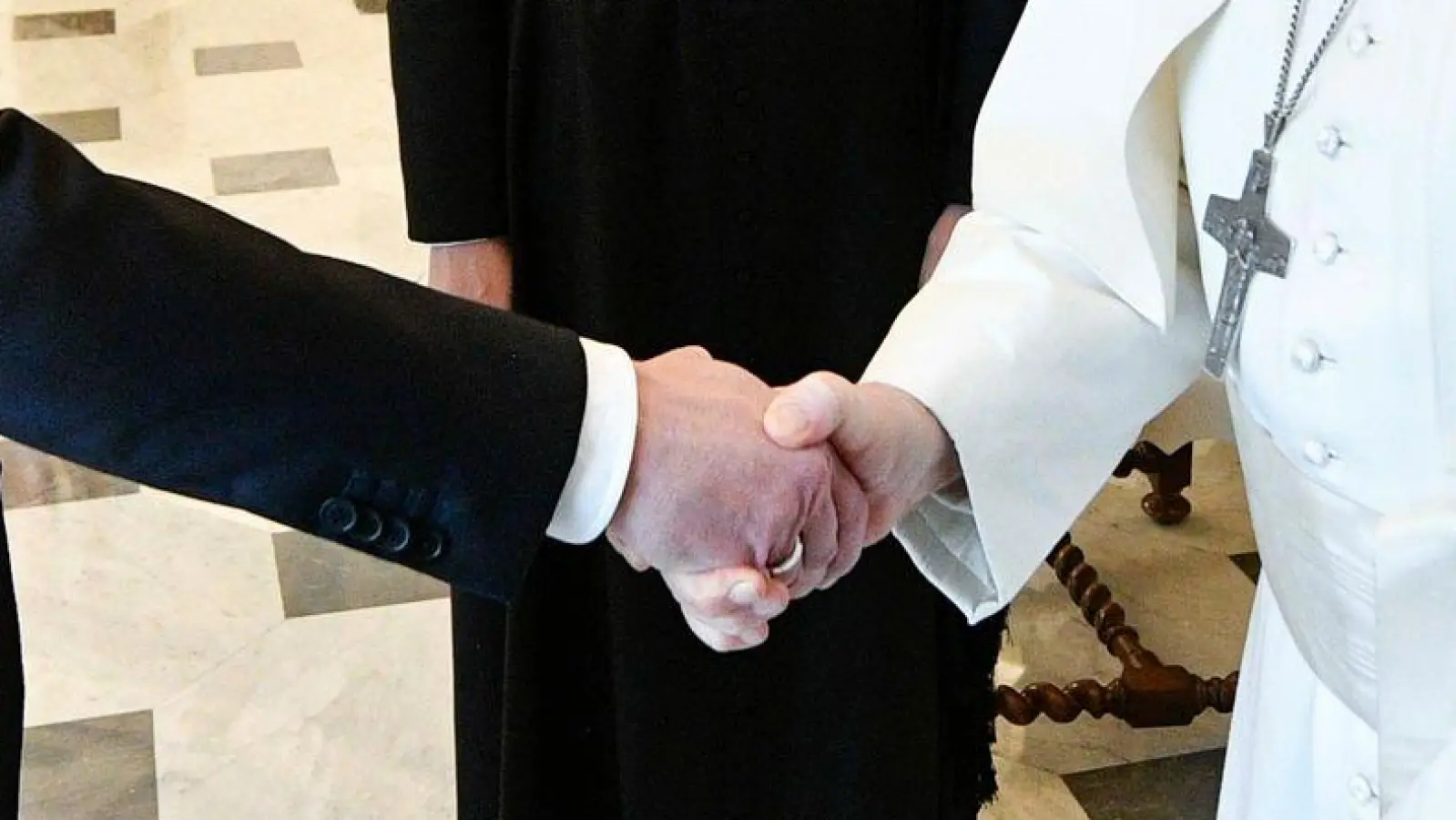 Hände schütteln zur Begrüßung: Papst Franziskus (r.)  empfängt Bundeskanzler Olaf Scholz. (Foto: Vatican Media/dpa)