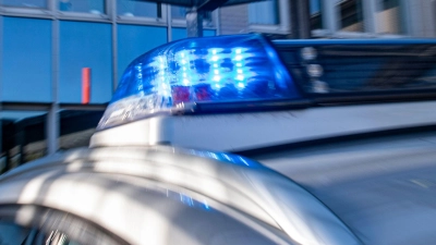 Ein Blaulicht leuchtet auf dem Dach eines Polizeiwagens. (Foto: David Inderlied/dpa/Symbolbild)