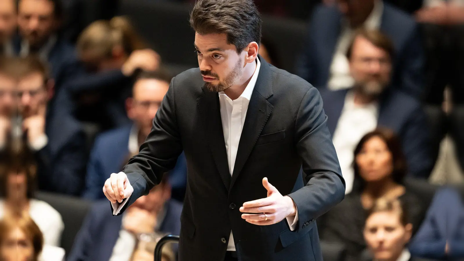 Am Montag ist Shani mit dem Orchester in Berlin zu Gast.  (Foto: Sven Hoppe/dpa)